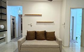 The Borneo Suite, 5 Mins To Airport, 6-10 Guests , 2 Free Car Parks